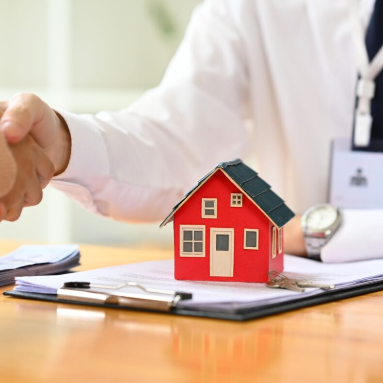 The cadastral value of a property, as an administrative value, cannot exceed the market value of the property. This avoids possible fraudulent practices, such as selling a property with an administratively limited sale price above its value, and prevents the tax burden borne by the owner of a property from being unfair.