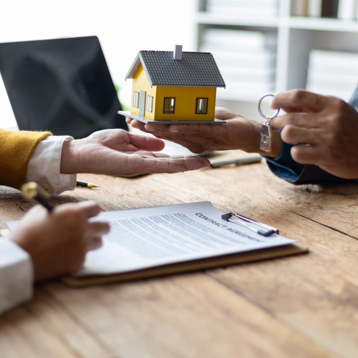 Entrega de llaves y firma de contrato de arras en compraventa de vivienda en Málaga.