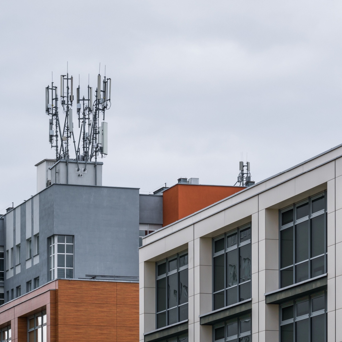 Antenas de telefonía móvil en azotea con co-ubicación entre operadores (MORAN/MOCN)