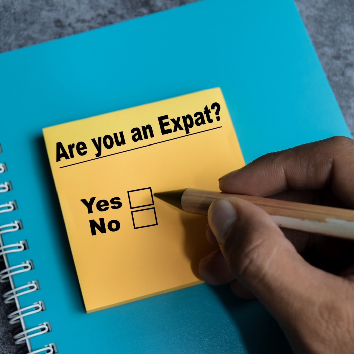 Señal de carretera “Expatriate Next Exit”, asociada a traslado laboral e impatriados (Ley Beckham) en España, por exención por reinversión en vivienda habitual por traslado laboral.