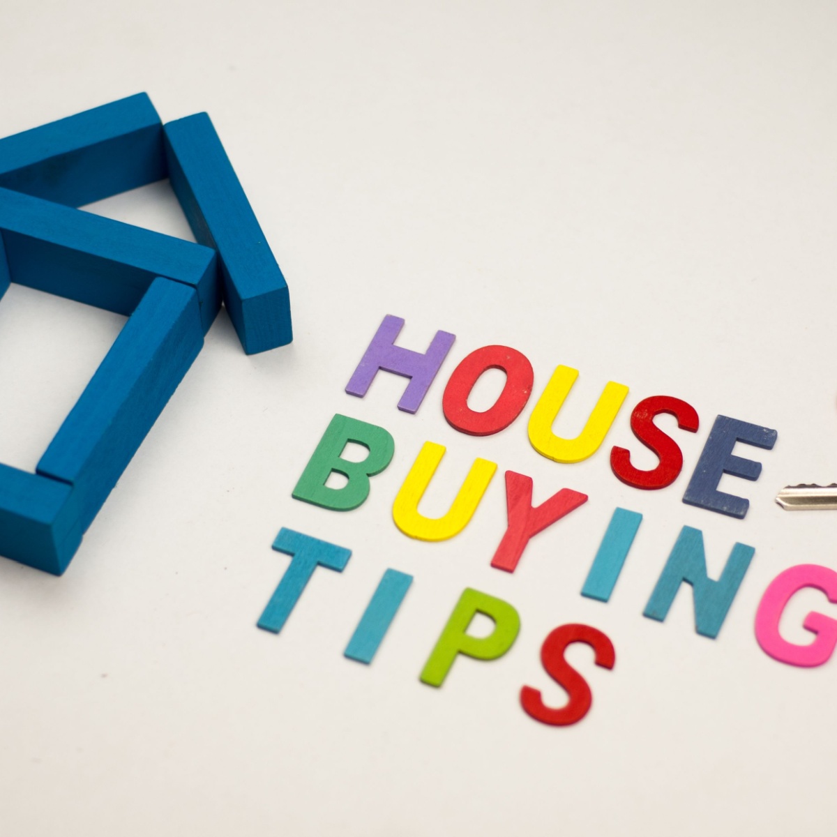 Texto “House Buying Tips” junto a icono de casa; imagen sobre consejos legales para comprar vivienda y firmar escritura pública