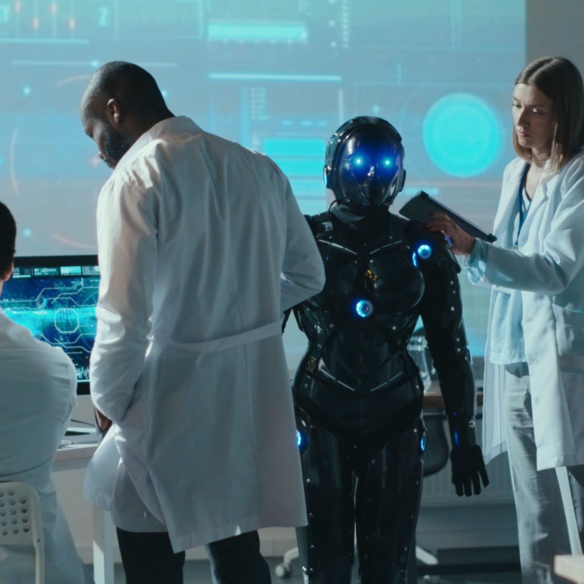 Equipo de investigación en laboratorio con robot; perfiles de I+D altamente cualificados