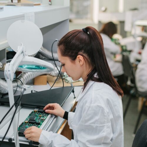 Ingeniera trabajando en laboratorio de electrónica; ejemplo de Profesional Altamente Cualificado