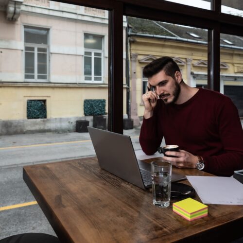 Ley Beckham y trust extranjero: profesional revisando en un portátil la planificación fiscal internacional antes de trasladarse a España.