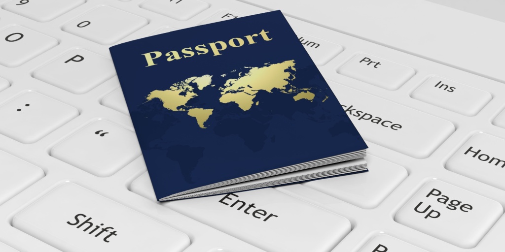 Pasaporte sobre teclado para Ley Beckham teletrabajo sin visado