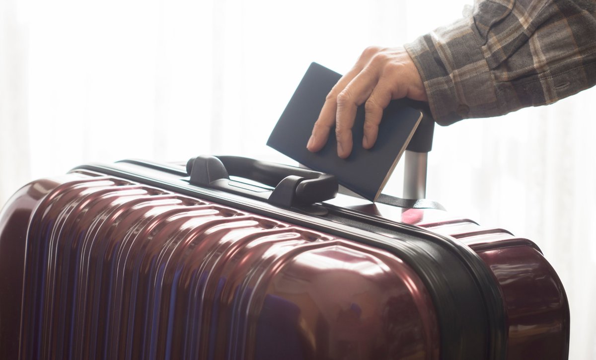 Pasaporte sobre una maleta antes de trasladarse a España para solicitar la Ley Beckham