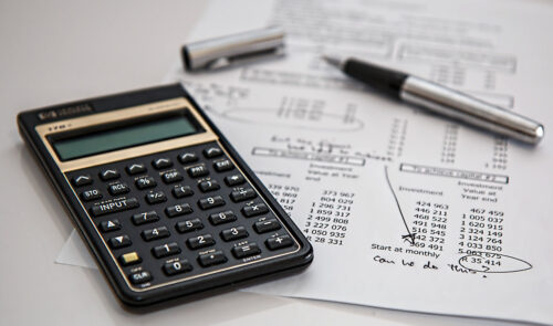 Calculadora sobre documentos financieros para revisar el coste de residencia para emprendedores.