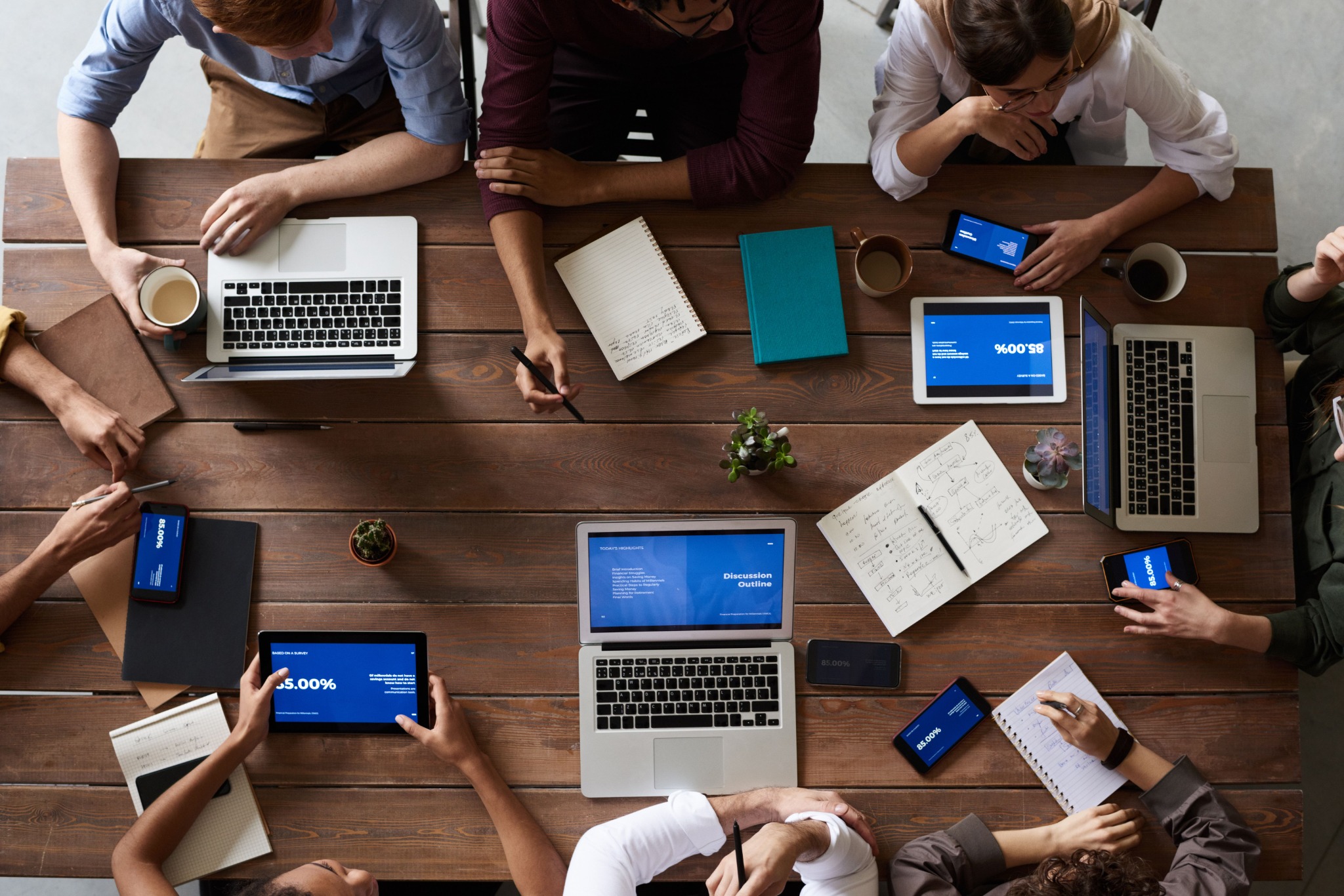 Mesa de trabajo del equipo fundador con ordenadores y notas del proyecto