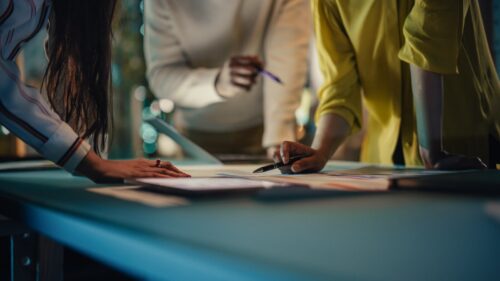 Equipo de trabajo revisando documentos de un proyecto empresarial