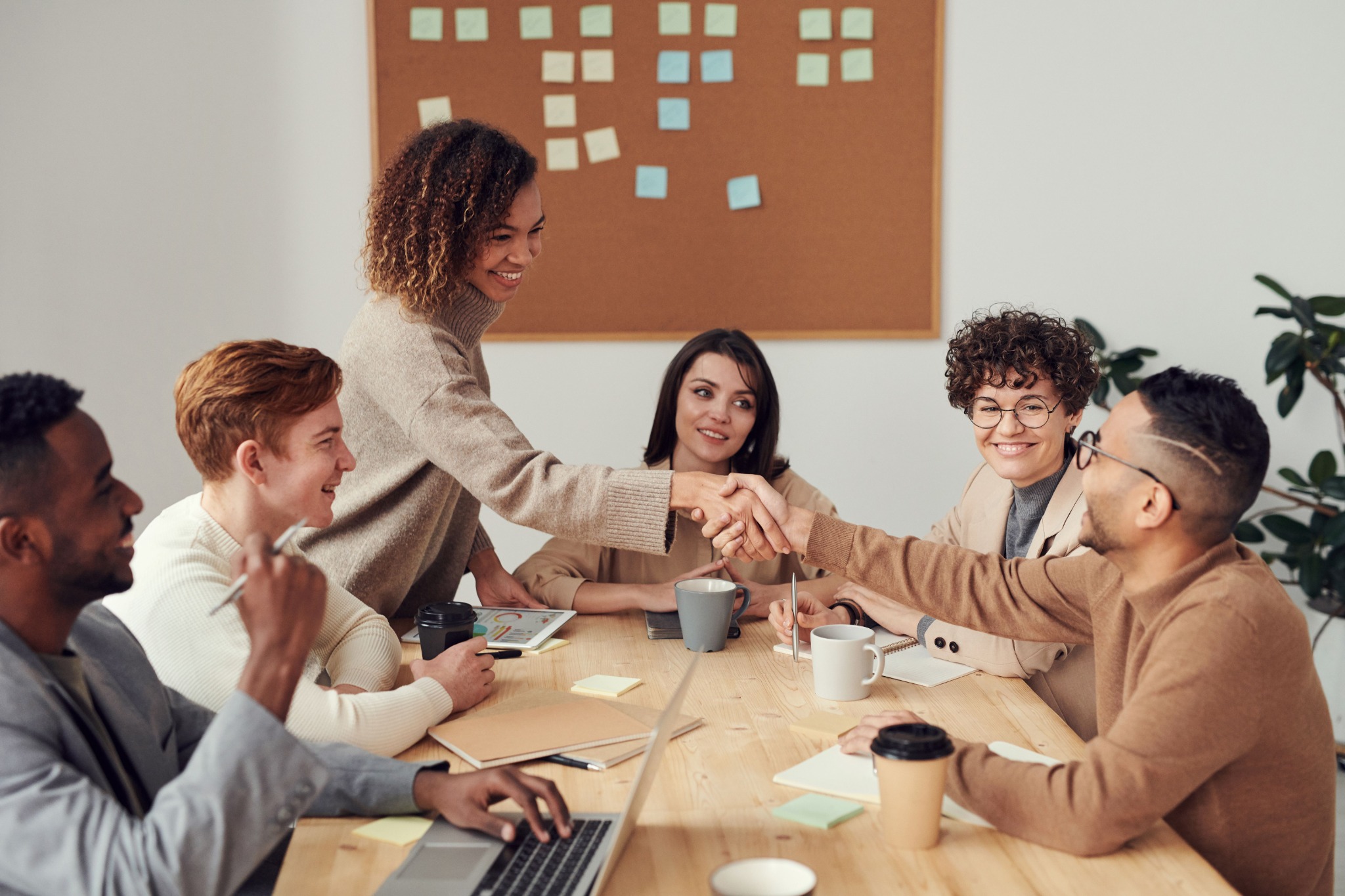 Equipo reunido para planificar un proyecto: residencia para socios y cofundadores